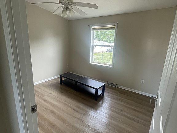 4th image of 105 Southpark Cir