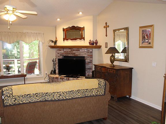 4th image of 27 Almendra Ln