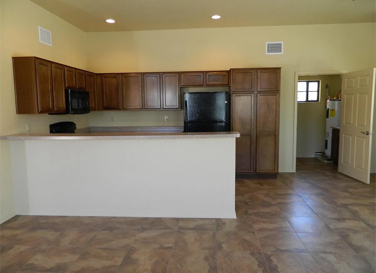 Kitchen/living room - 1447 E Blacklidge Dr