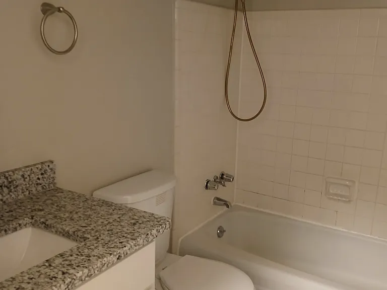 Franklin Manor Apartments — Photo 15