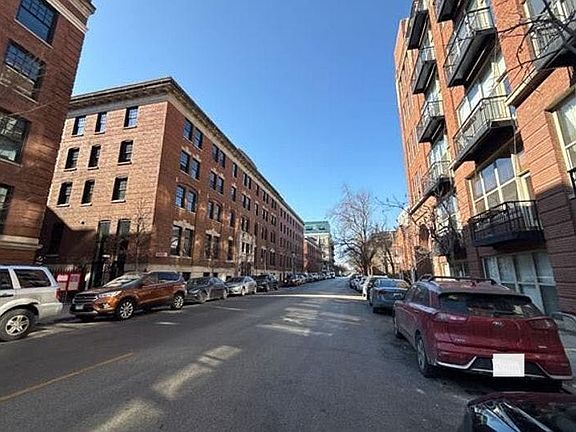 2nd image of 1500 W Monroe St Unit 524