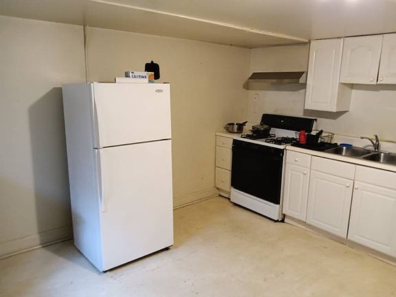 Basement eat-in kitchen