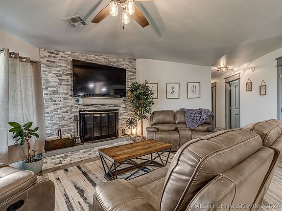 3rd image of 262 NE Roseberry Ln
