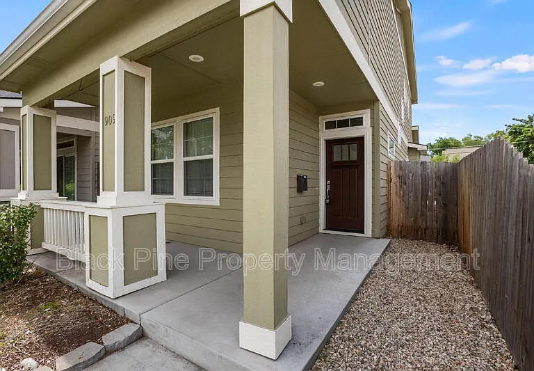 909 N 31st St — Photo 3