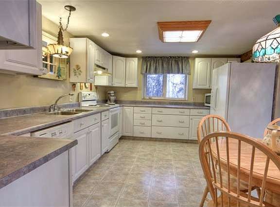 2nd image of 400 Irish Ln