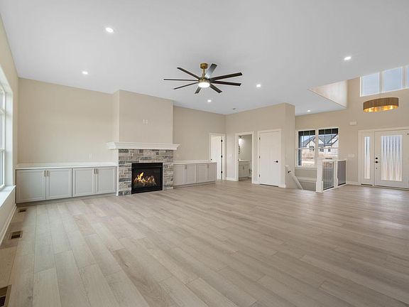 5th image of 821 Tyler WAY