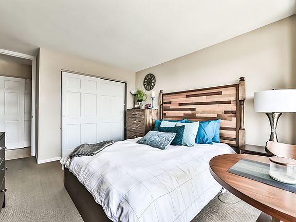 5th image of 1960 N Lincoln Park W APT 1006