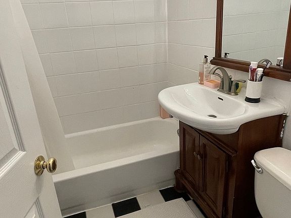 4th image of 6833 N Oakley Ave APT 3B