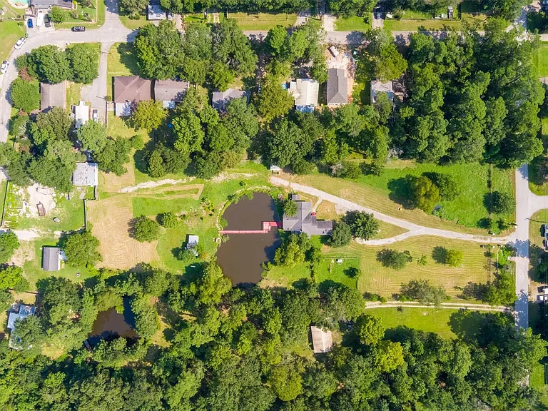 714 Shawnee Dr — Photo 2