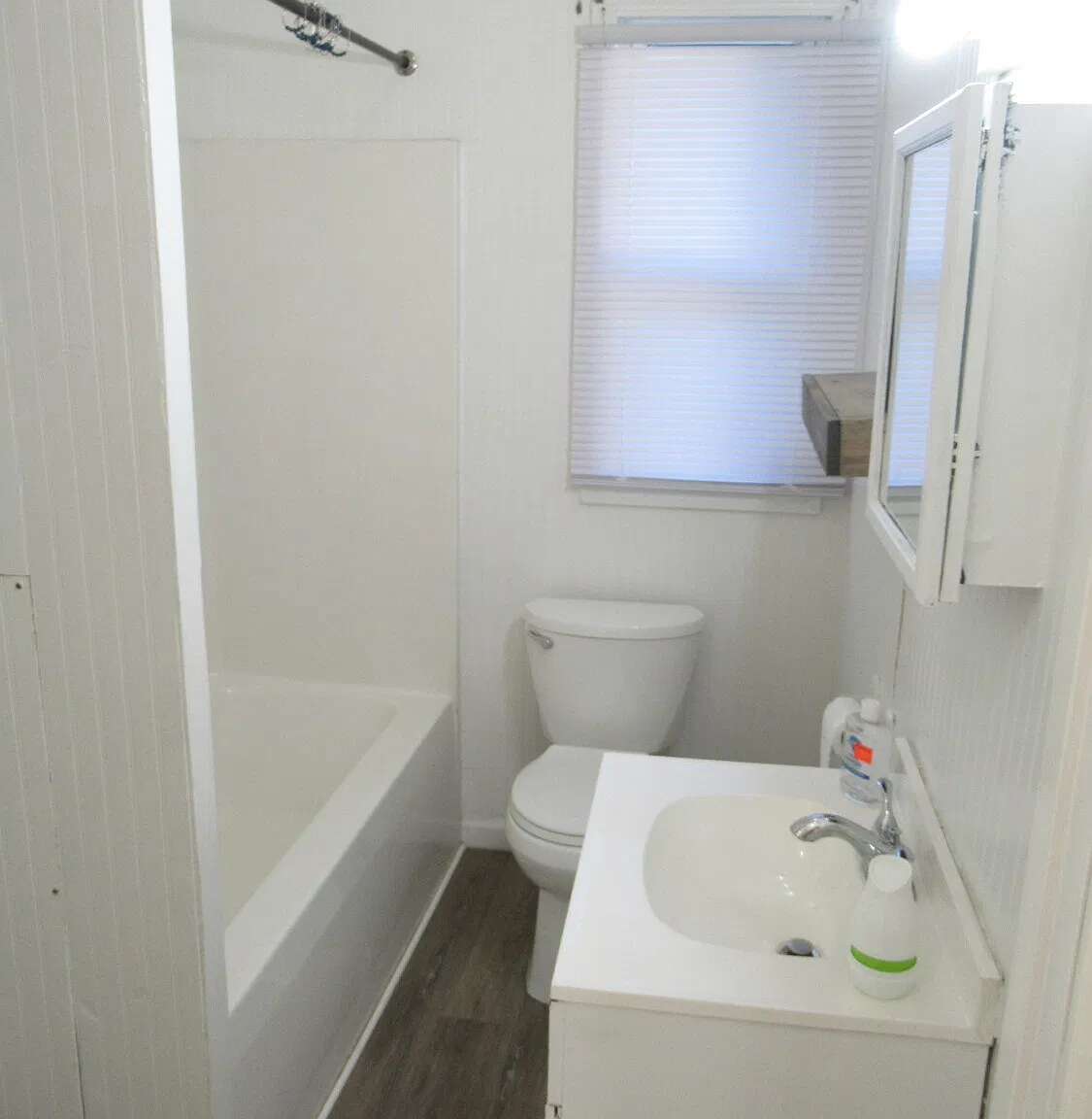 3 bed, 1.0 bath, 1008 sqft, $1,200 — Photo 1