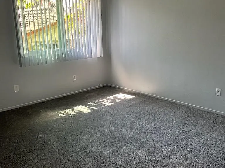 2x2 Dual Master - Large room with one window