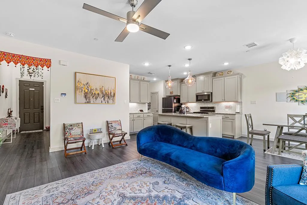 3 bed, 2.5 bath, 1864 sqft, $3,200 — Photo 3