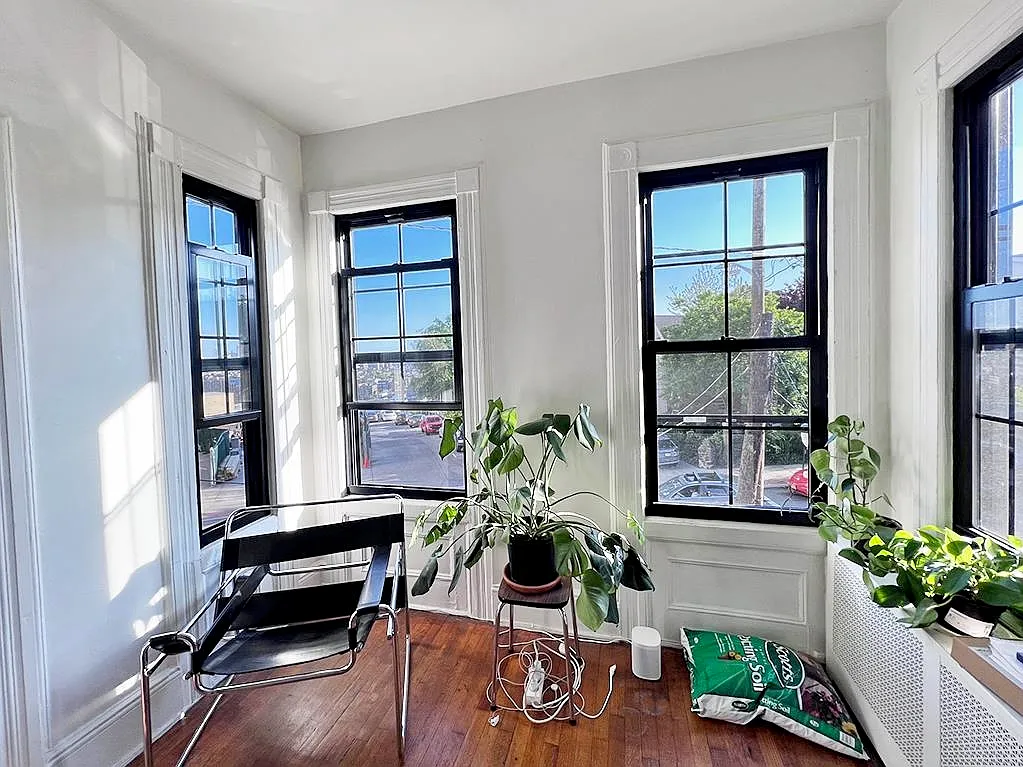 2 bed, 1.0 bath, 700 sqft, $2,350 — Photo 2