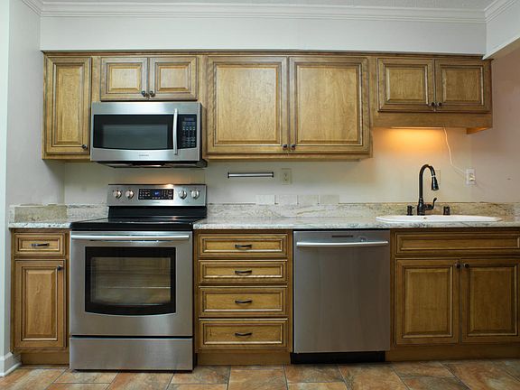 5th image of 1216 Cambridge Dr