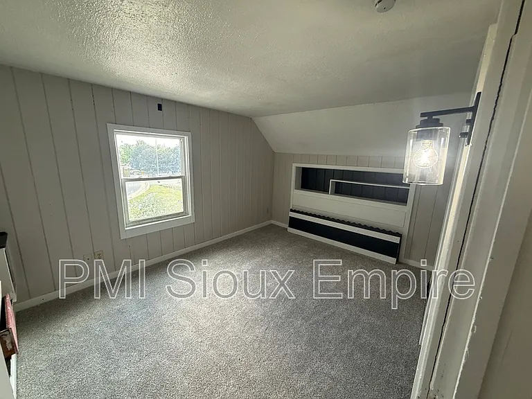 918 W 10th St — Photo 6