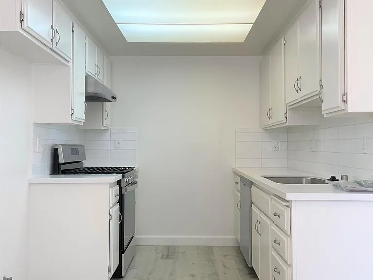 1255 W 7th St #4 — Photo 5