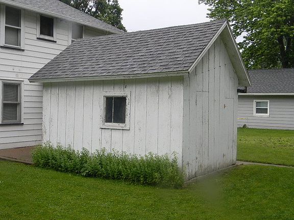 4th image of 535 Brewster St