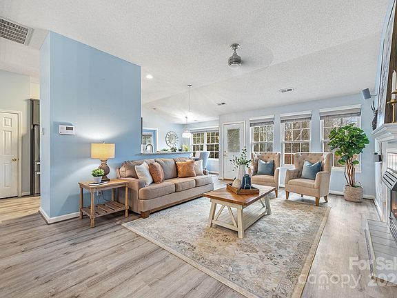 3rd image of 3903 Bon Rea Dr