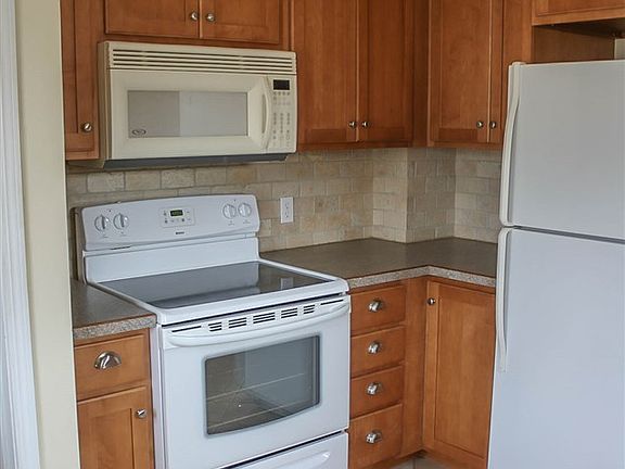 5th image of 121 N Pine St
