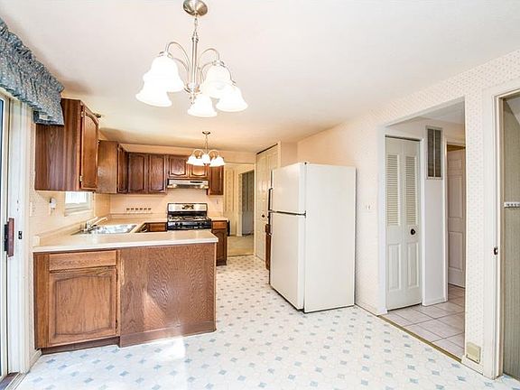 3rd image of 9592 Saratoga Dr