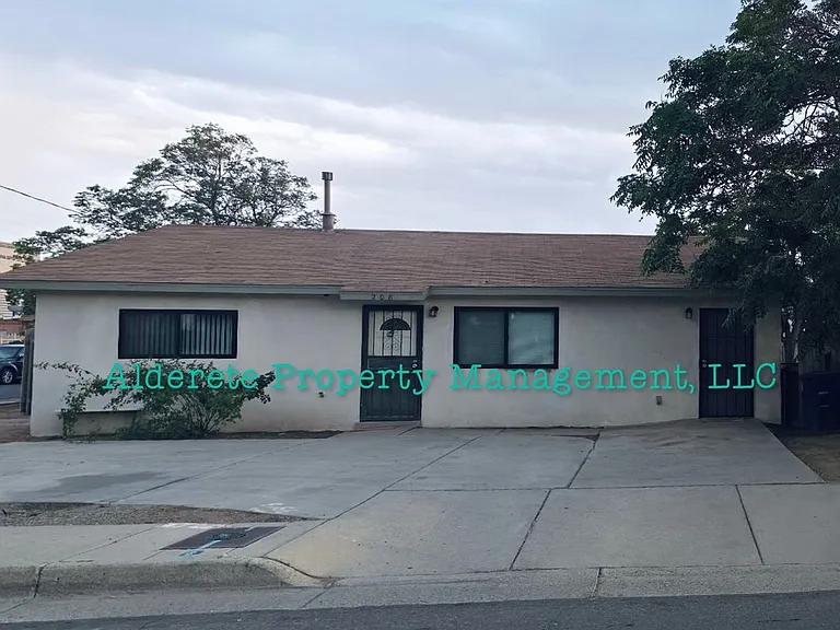 208 Cromwell Ave SE — Photo 1