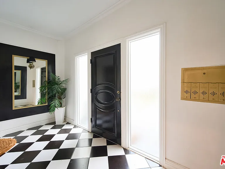 6110 De Longpre Ave #4 — Photo 3