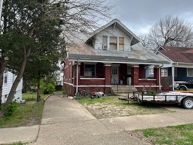 2nd image of 824 Vine St