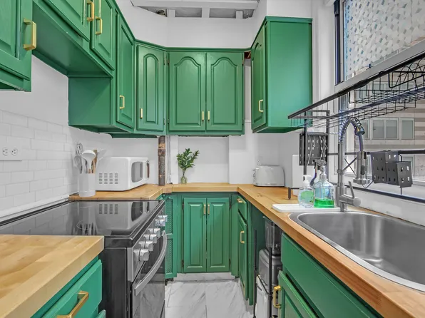 333 East 43rd Street image 3 of 13