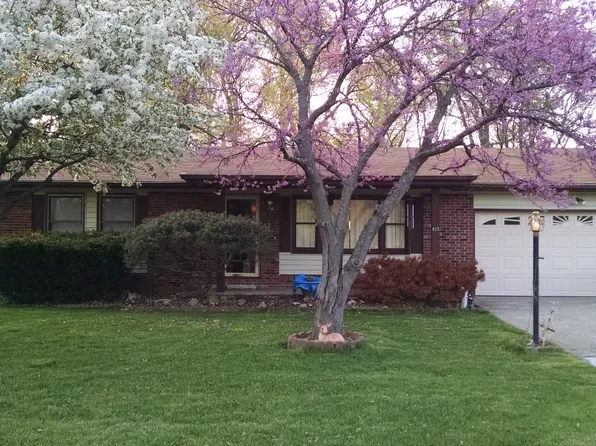 425 Carroll Ln, Glen Carbon, IL 62034