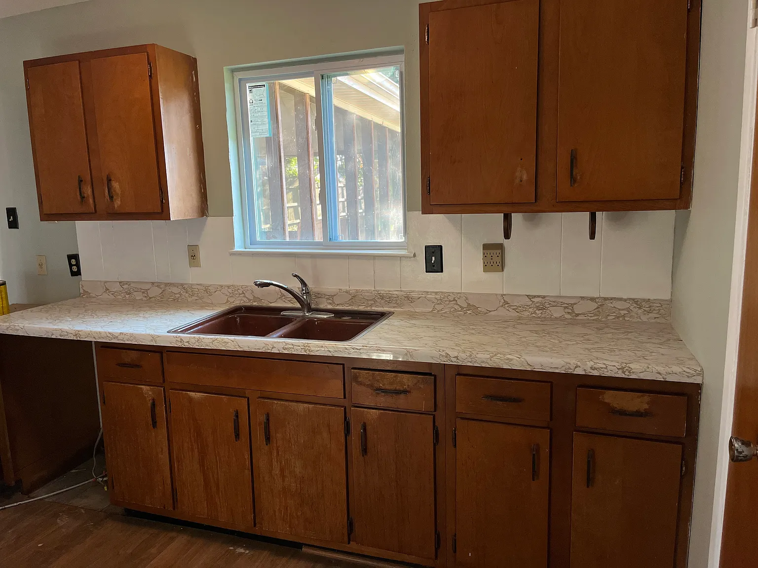 885 Oakwood Dr — Photo 2