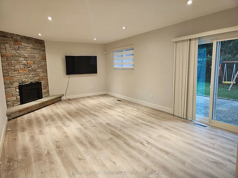 2067 Obeck Cres — Photo 28