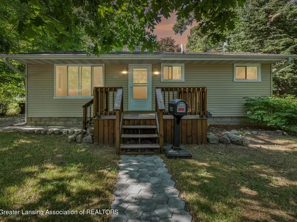 222 Diana St, Eaton Rapids, MI 48827