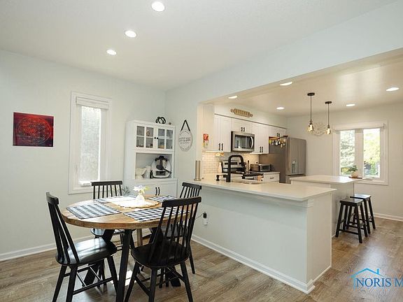 5th image of 17 Meadowpond Dr