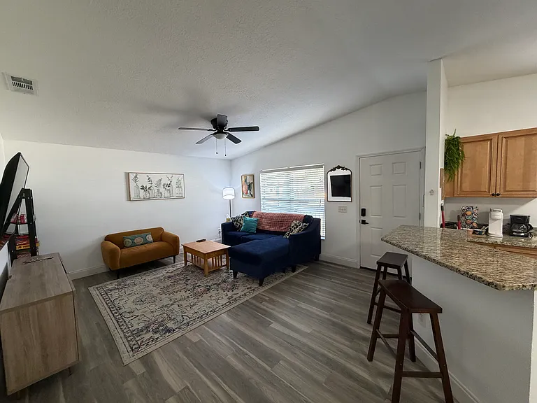 1507 E Emma St — Photo 4