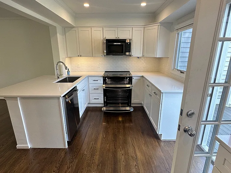 1208 Corbett St — Photo 46