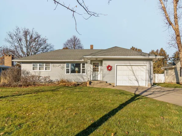 812 W 3rd St, Sumner, IA 50674