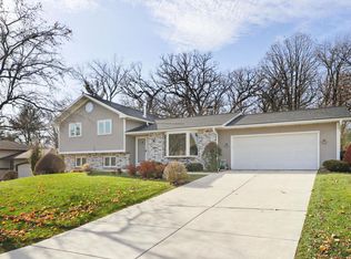 637 Cresthaven Dr, Cottage Grove, WI 53527