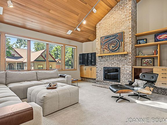 5th image of 792 Pine Bay Ave