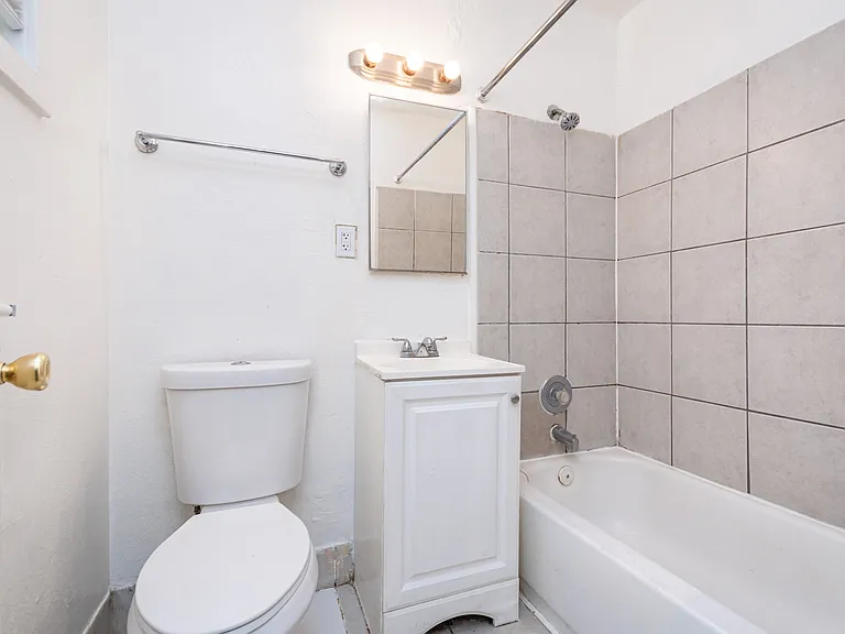 2562 Traction Ave #6 — Photo 7