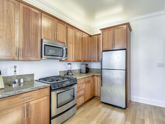 5th image of 1065 Montgomery St #2