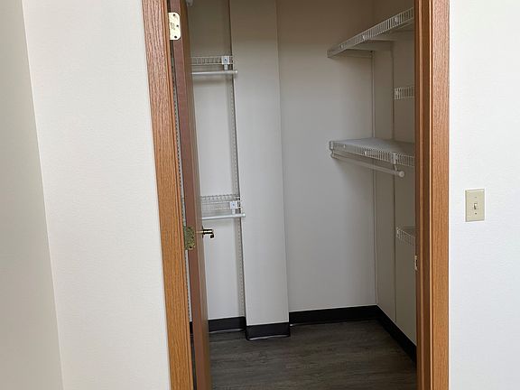 1BR walk-in closet