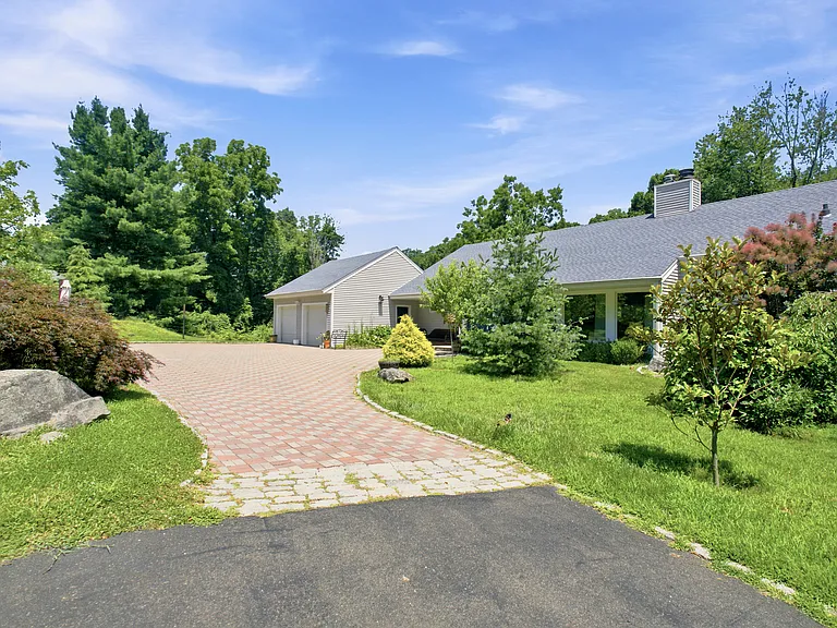 71 Blackberry Dr — Photo 1