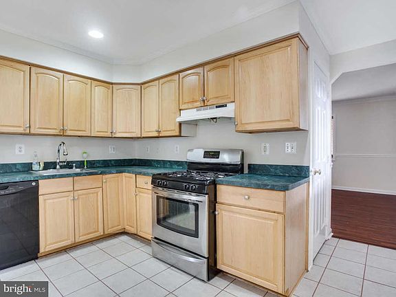 5th image of 104 Sheldon St