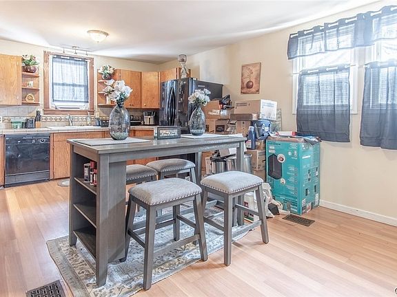 5th image of 572 Snell St