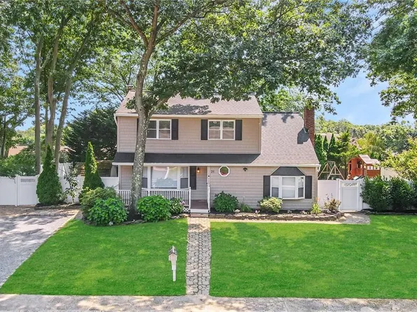 25 Smithtown Crescent, Smithtown, NY 11787
