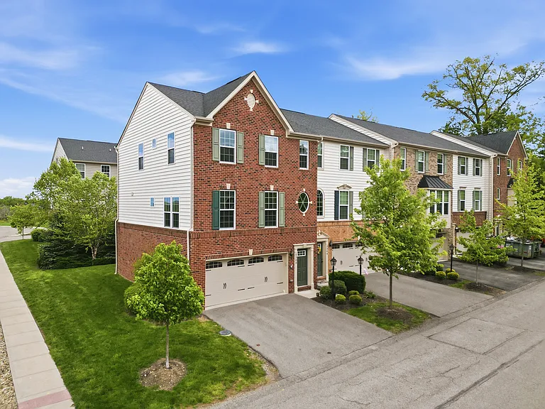 2305 Pointe View Dr — Photo 1