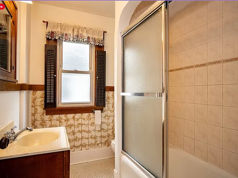 2nd Floor Full Bath