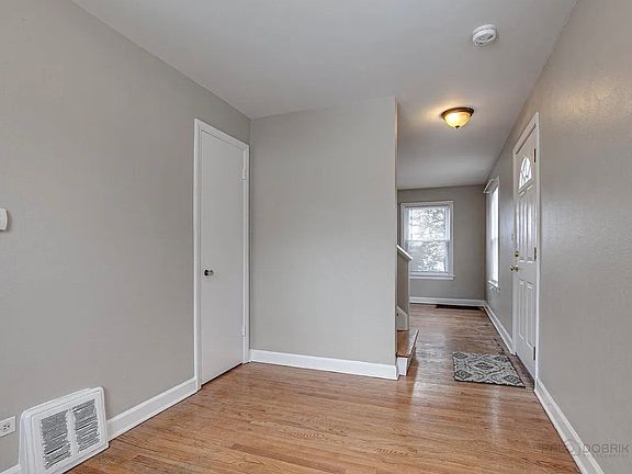 5th image of 617 Waukegan Rd