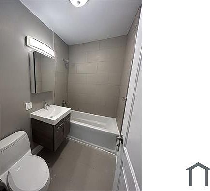 4th image of 6238 1/2 S King Dr W #3B
