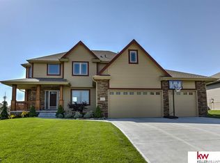 6761 Ridgewood Dr, Papillion, NE 68046